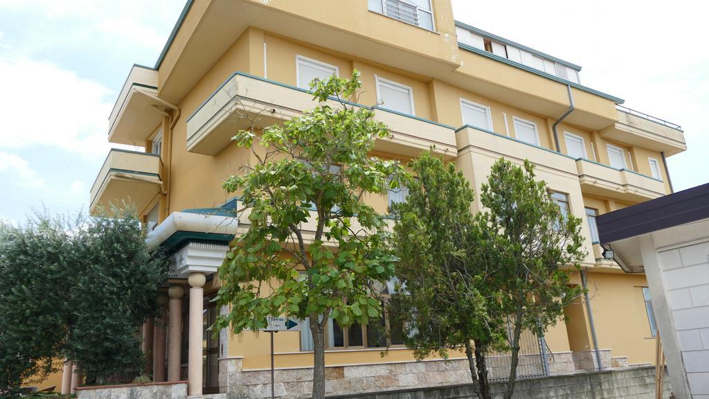Hotel L'Ulivo Mirabella Eclano Exterior foto